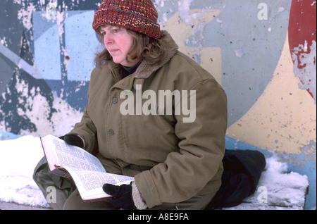 Obdachlose Frau Alter von 41 Jahren lesen Bibel im tiefsten Winter. St Paul Minnesota USA Stockfoto