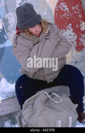 Obdachlose Frau Alter 43 sitzen auf Bank mitten im Winter. St Paul Minnesota USA Stockfoto
