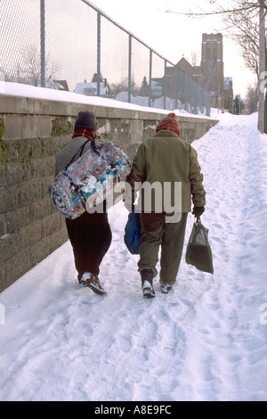 Obdachlosen Freunde Alter 41 & 43 zu Fuß zur nächsten Haltestelle. St Paul Minnesota USA Stockfoto