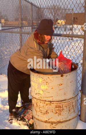 Obdachlose Frau Alter 50 Graben in den Papierkorb. St Paul Minnesota USA Stockfoto