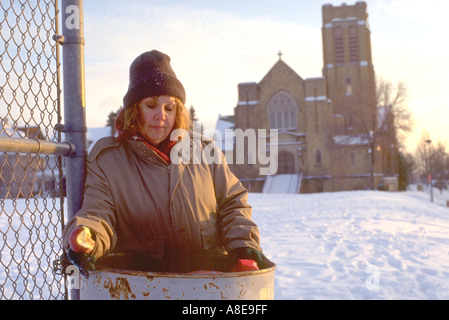 Obdachlose Frau Alter 43 im Müll nach Nahrung Graben. St Paul Minnesota USA Stockfoto