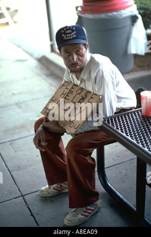 Obdachloser Alter 45 betteln mit Schild "Bitte helfen Sie hungrig". Washington DC USA Stockfoto