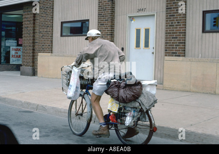 Obdachloser Alter von 42 Jahren sammeln wertvolle Gegenstände auf seinem Fahrrad. St Paul Minnesota USA Stockfoto
