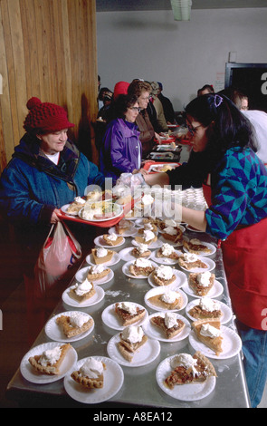 Frau serviert Alter 62 Weihnachtsessen in kirchlichen Suppe Küche. Minneapolis Minnesota USA Stockfoto