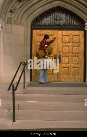 50 Jahre Alter Obdachloser klopft an die Tür einer Kirche. St Paul Minnesota USA Stockfoto