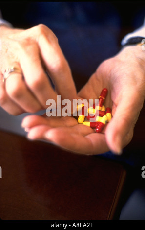 Frau Alter von 83 Jahren Holding Pillen in der Hand. Plymouth Minnesota MN USA Stockfoto