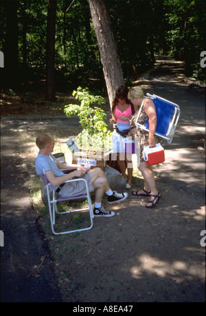 Freiwillige 35 verteilen Kondome für Frauen 28 am Schwulenstrand. Minneapolis Minnesota USA Stockfoto