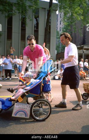 Schwule Väter an der CSD-Parade teilnehmen. Chicago Illinois USA Stockfoto