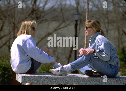 MS-Walk-a-Thon-Teilnehmer Alter 20 eine Pause Rauchen einer Zigarette. St Paul Minnesota USA Stockfoto