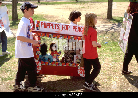 Im Herzen der Bestie May Day Festival Parade Jahre Frieden Demonstranten 8. Minneapolis Minnesota USA Stockfoto