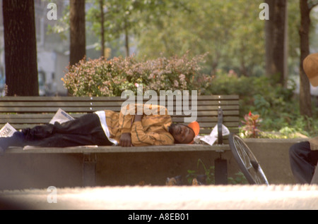 Obdachlosen Mann 34 schlafen im Park. New York-New York-USA Stockfoto