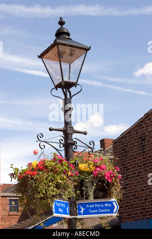 Cheshire Stockport rötlich Houldsworth Square Hängetöpfe am Laternenpfahl Stockfoto