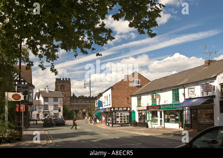 Cheshire Stockport Cheadle Dorfzentrum Wilmslow Straße und St. Marys Church Stockfoto