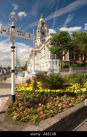 Cheshire Stockport Stadt Zentrum Rathaus Rates Blumenbeet Stockfoto