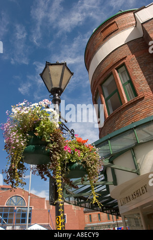 Cheshire Stockport Stadtzentrum Blumen Blumenampel in der Bridge Street Stockfoto