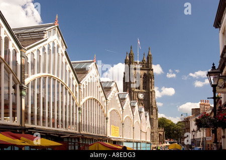 Cheshire Stockport Zentrum Marktplatz Markt Rathaus Dach und St Mary s Pfarrkirche Stockfoto