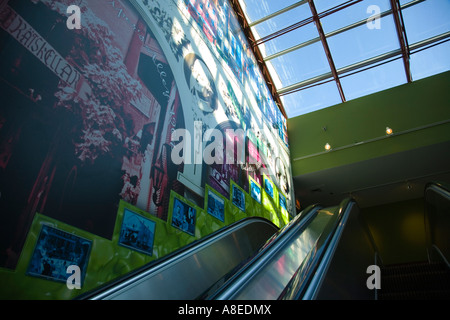 CHICAGO Illinois Wandbild Wand Rolltreppe in Pipers Gasse Einkaufszentrum Altstadt Nachbarschaft Stockfoto