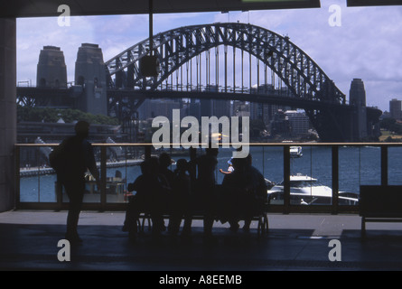 Blick auf Sydney Harbour Australien von der Plattform am Circular Quay Bahnhof Stockfoto