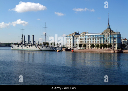 Historischen Kreuzer Aurora 1900 vor Anker vor der Neo Barock Nachimow Naval Academy auf dem Fluss Neva St. Petersburg Russland Stockfoto