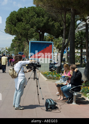 Wenn die Dinge langsam an den Filmfestspielen von Cannes Film-Crews beginnen Sie, einander zu interviewen Stockfoto