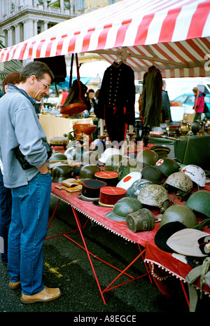 Nizza Cote d'Azur Frankreich - Käufer Durchlesen der Objets d'Art, militaria und bric-a-brac auf einem Marktstand Stockfoto