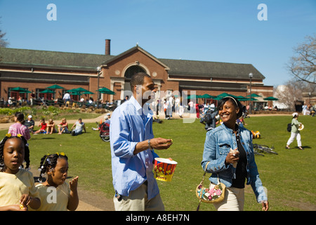 CHICAGO Illinois African American paar Spaziergang draußen Park Place Cafe Gebäude im Lincoln Park Zoo Popcorn Essen Stockfoto