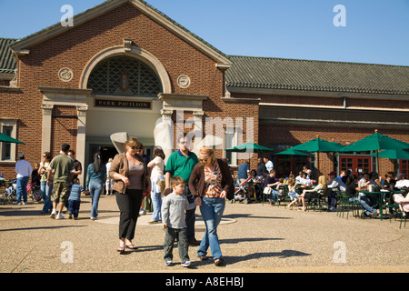 CHICAGO Illinois Menschen außerhalb Park Place Cafe Gebäude im Lincoln Park Zoo sitzen an Tischen Regenschirm Stockfoto