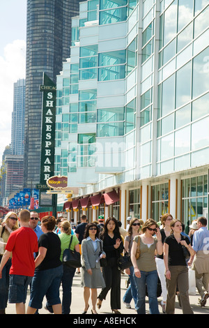 CHICAGO Illinois Menschen gehen vorbei an Außenseite des Shakespeare Theatergebäude am Navy Pier Stockfoto