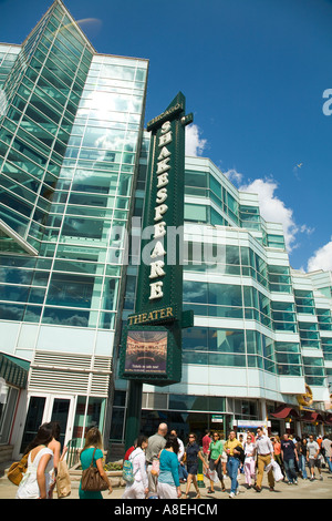 CHICAGO Illinois Menschen gehen vorbei an Außenseite des Shakespeare Theatergebäude am Navy Pier Stockfoto