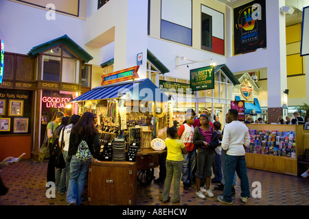 CHICAGO Illinois Familie Pavillon am Navy Pier Geschäfte und Firmen Menschen Einblick in Elemente am kiosk Stockfoto