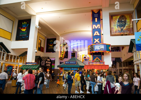 CHICAGO Illinois Menge drinnen bei Familie Pavillon am Navy Pier Geschäfte und Unternehmen in Stockfoto