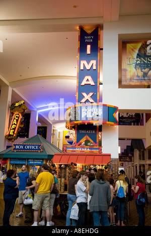 CHICAGO Illinois Menschen drinnen Familie Pavillon am Navy Pier Geschäfte und Unternehmen in Stockfoto