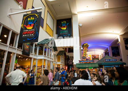 CHICAGO Illinois Childrens Museum Geschenkeladen in Menschenmenge um Familie Pavillon am Navy Pier Geschäfte Unternehmen Stockfoto