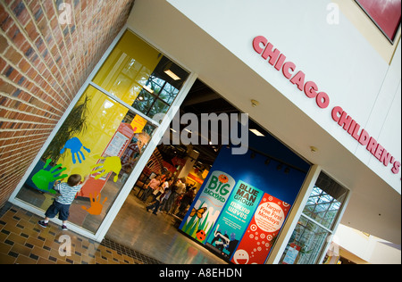 CHICAGO Illinois Kleinkind Jungen legte eine Hand auf Handabdrücke Childrens Museum am Navy Pier Eingang Stockfoto