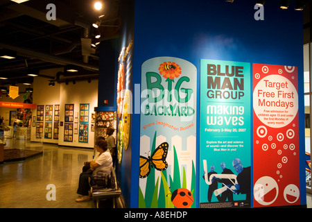 CHICAGO Illinois Childrens Museum am Navy Pier Eingang Menschen sitzen auf Bänken im lobby Stockfoto