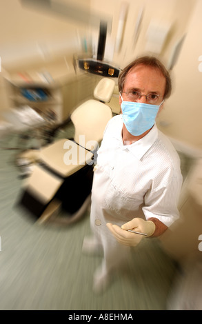 Zahnarzt mit Stuhl und Spiegel-tool Stockfoto