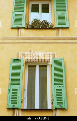 Die Farben dieser Fensterläden und Wände sind typische in der Altstadt von Nizza an der französischen Riviera, Frankreich Stockfoto