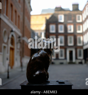 Ein Denkmal Statue von Dr. Samuel Johnson Haus von Hodge die Katze außerhalb seines Wohnsitzes in die Gough Square London EC4England KATHY DEWITT Stockfoto