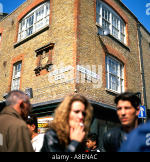 Fußgänger an der Ecke der Brick Lane und Sclater Street East End London UK Stockfoto