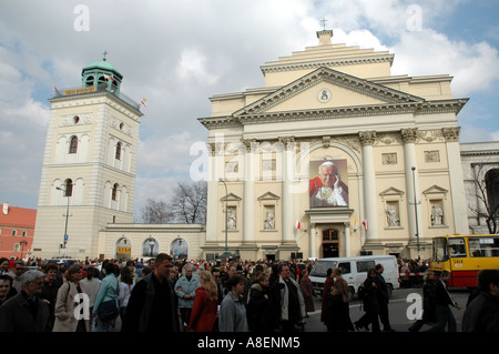 Ersten Todestag von Papst Johannes Paul II. in Warschau. Masse vor St. Anna Kirche. Stockfoto