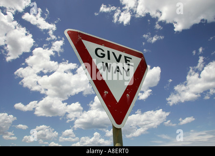 Geben Weg Straßenschild gegen blauen Himmel mit weißen Wolken. Stockfoto