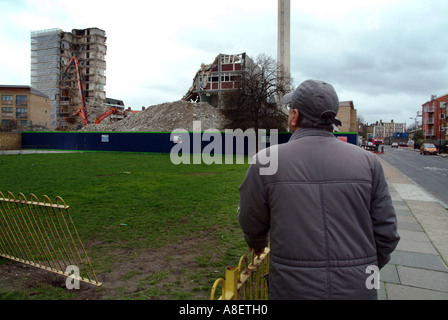 ANWOHNER BEOBACHTEN DEN ABRISS DES RATES ESTATES BERMONDSEY SÜDLONDON 31 03 2006 Stockfoto