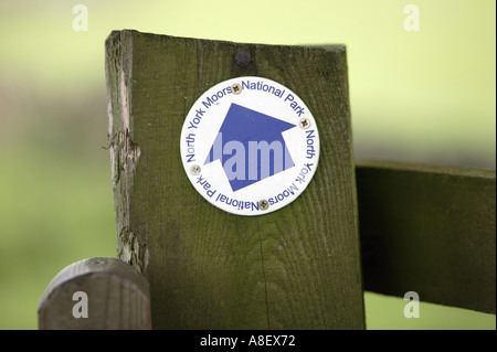 Ein Schild weist den Weg in eines der Hunderte von Wanderwegen im Nationalpark North Yorkshire Stockfoto