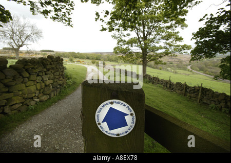 Ein Schild weist den Weg in eines der Hunderte von Wanderwegen im Nationalpark North Yorkshire Stockfoto
