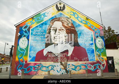 Republikanische Wandmalerei zum Gedenken an Bobby Sands IRA-Mitglied.  Fällt weg, Belfast, Nordirland. Stockfoto