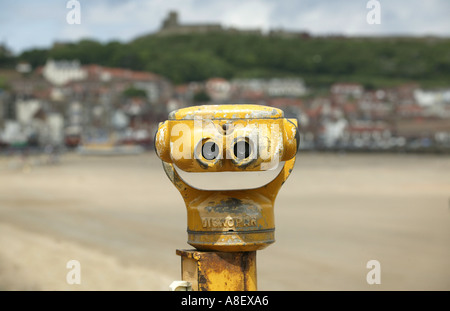 Von Besuchern der Küste Stadt Scarborough, North Yorkshire England verwendete Fernglas Stockfoto