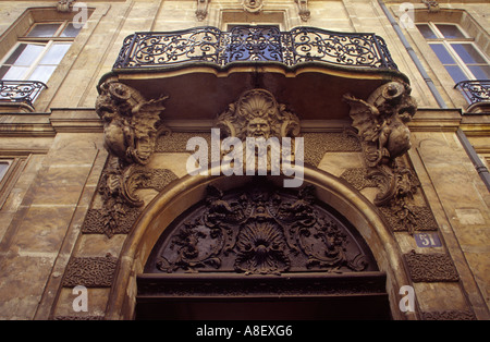 Reich verzierte Tür und Balkon auf der Ile St. Louis Paris Ile de France Stockfoto