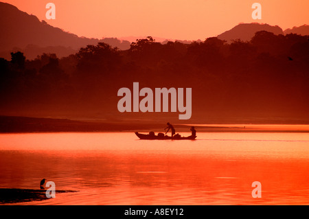 Sri Lanka Ceylon Sigiriya See Sonnenaufgang Sonnenuntergang Vögel Kanu Stockfoto