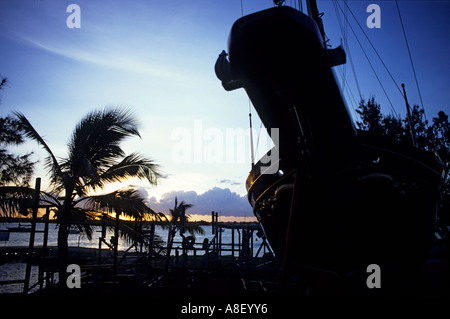 Ein großes Segelboot liegt in der Silhouette in einer Marina in Grandbaai, Mauritius. Stockfoto