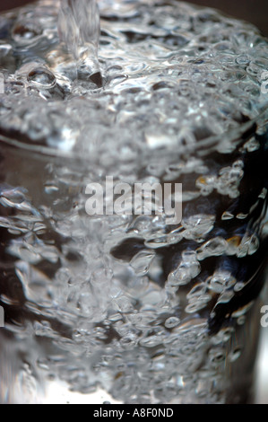 Wasser in ein Pint Glas gießen Stockfoto